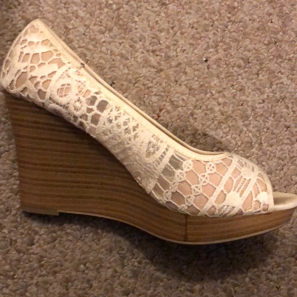 Peep-toe White Lace Wedges